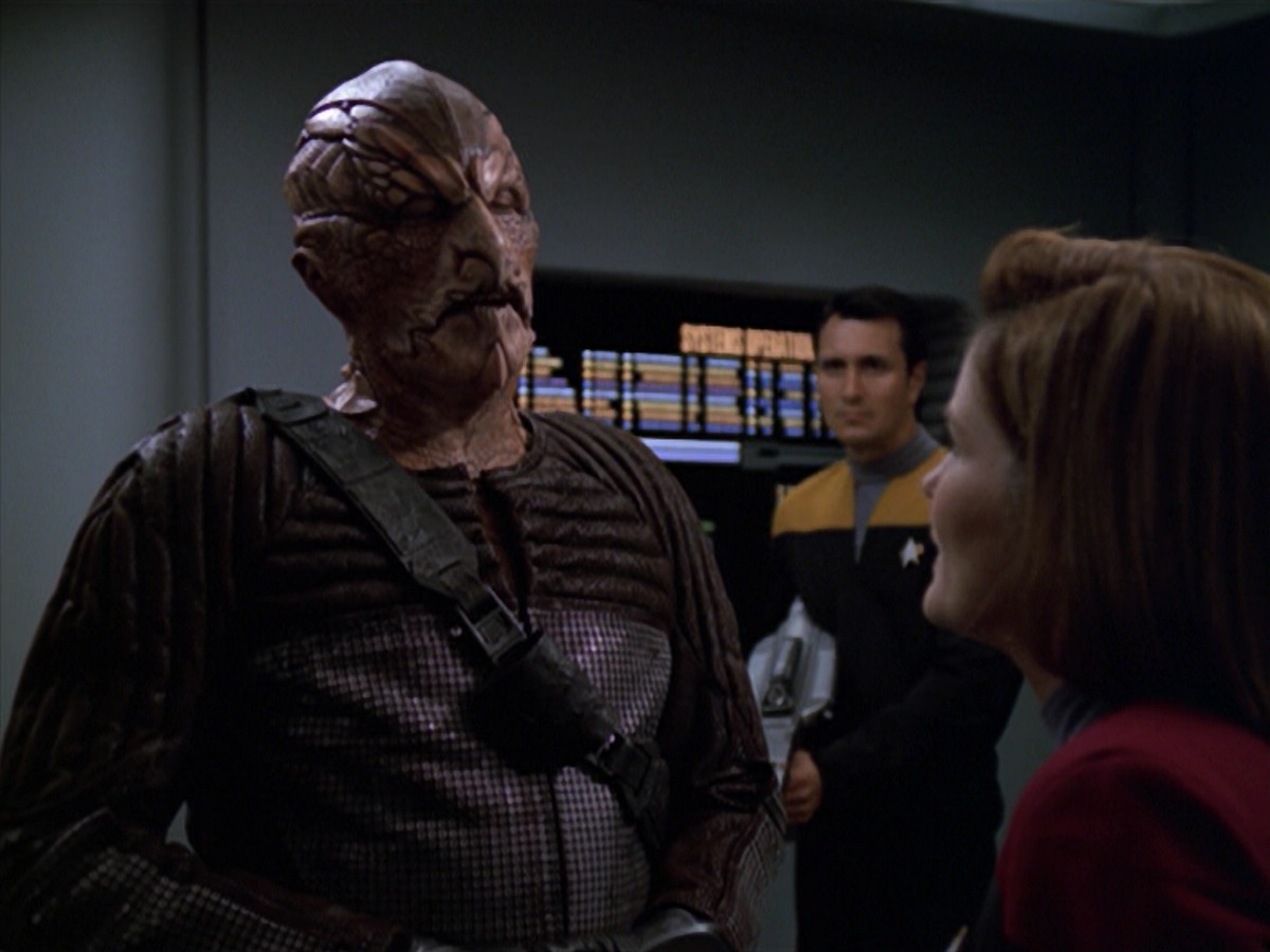 extant_StarTrek_VOY_5x20-ThinkTank_02937.jpg