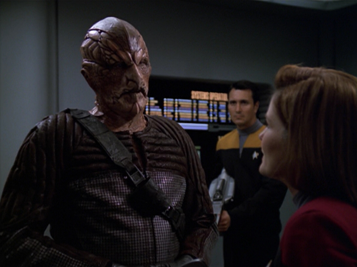 extant_StarTrek_VOY_5x20-ThinkTank_02938.jpg