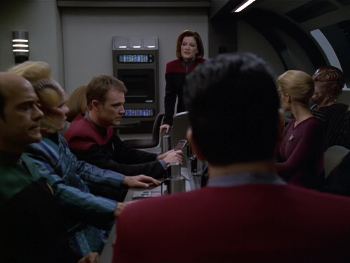 extant_StarTrek_VOY_5x20-ThinkTank_02986.jpg