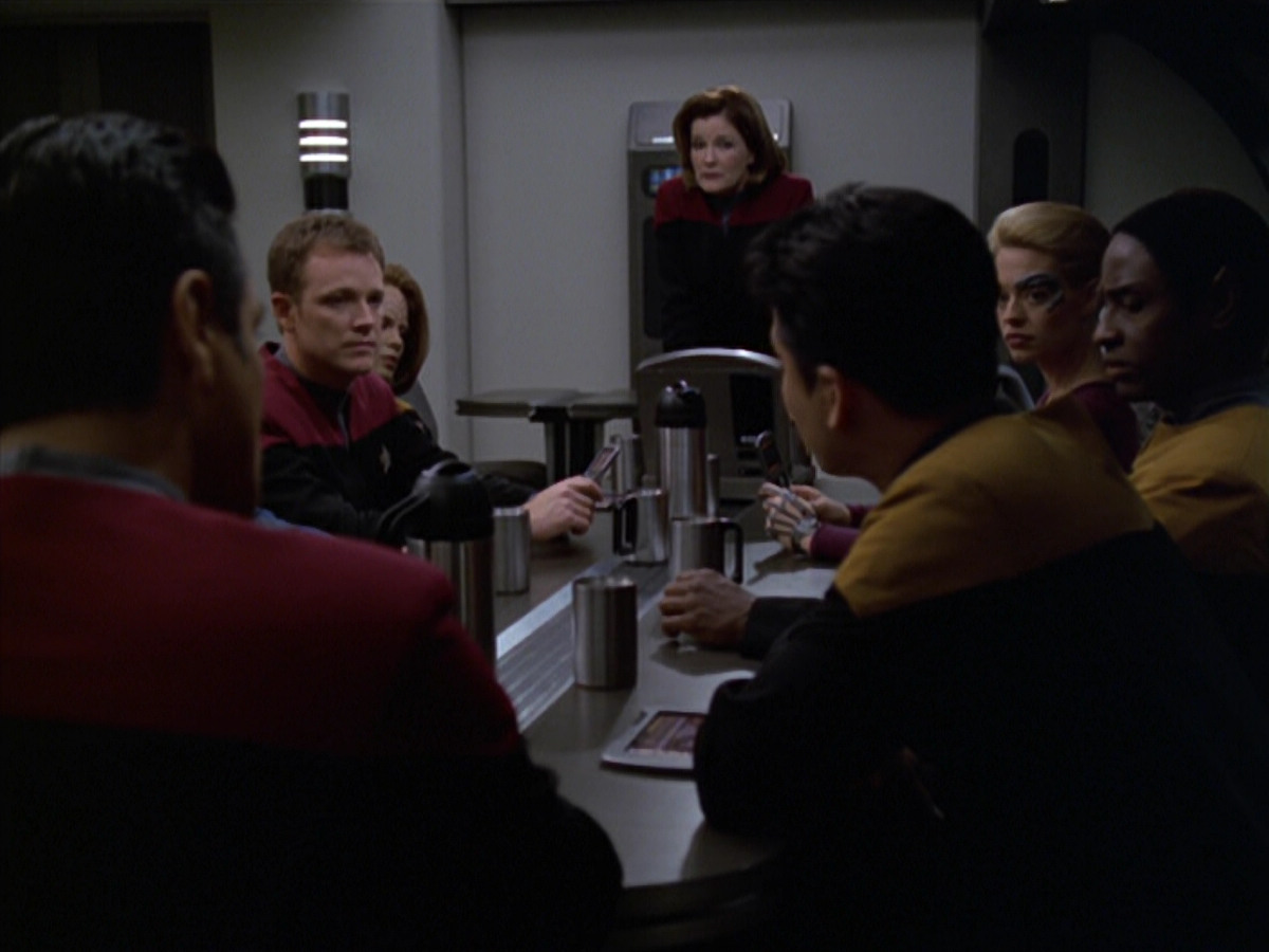 extant_StarTrek_VOY_5x20-ThinkTank_02994.jpg
