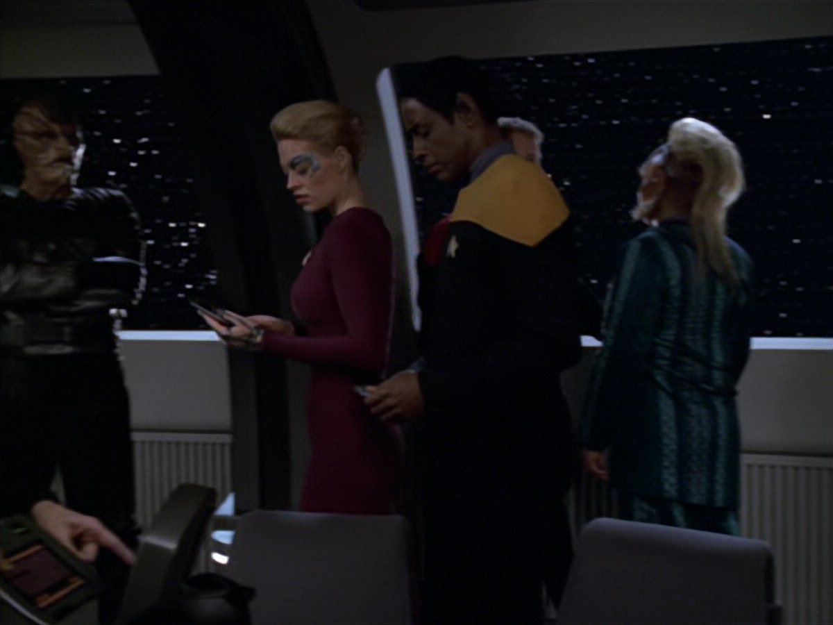 extant_StarTrek_VOY_5x20-ThinkTank_03062.jpg