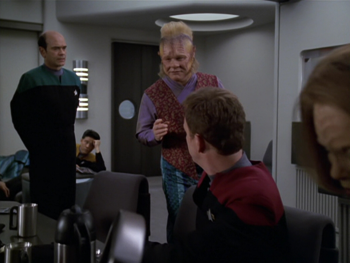 extant_StarTrek_VOY_5x20-ThinkTank_03073.jpg