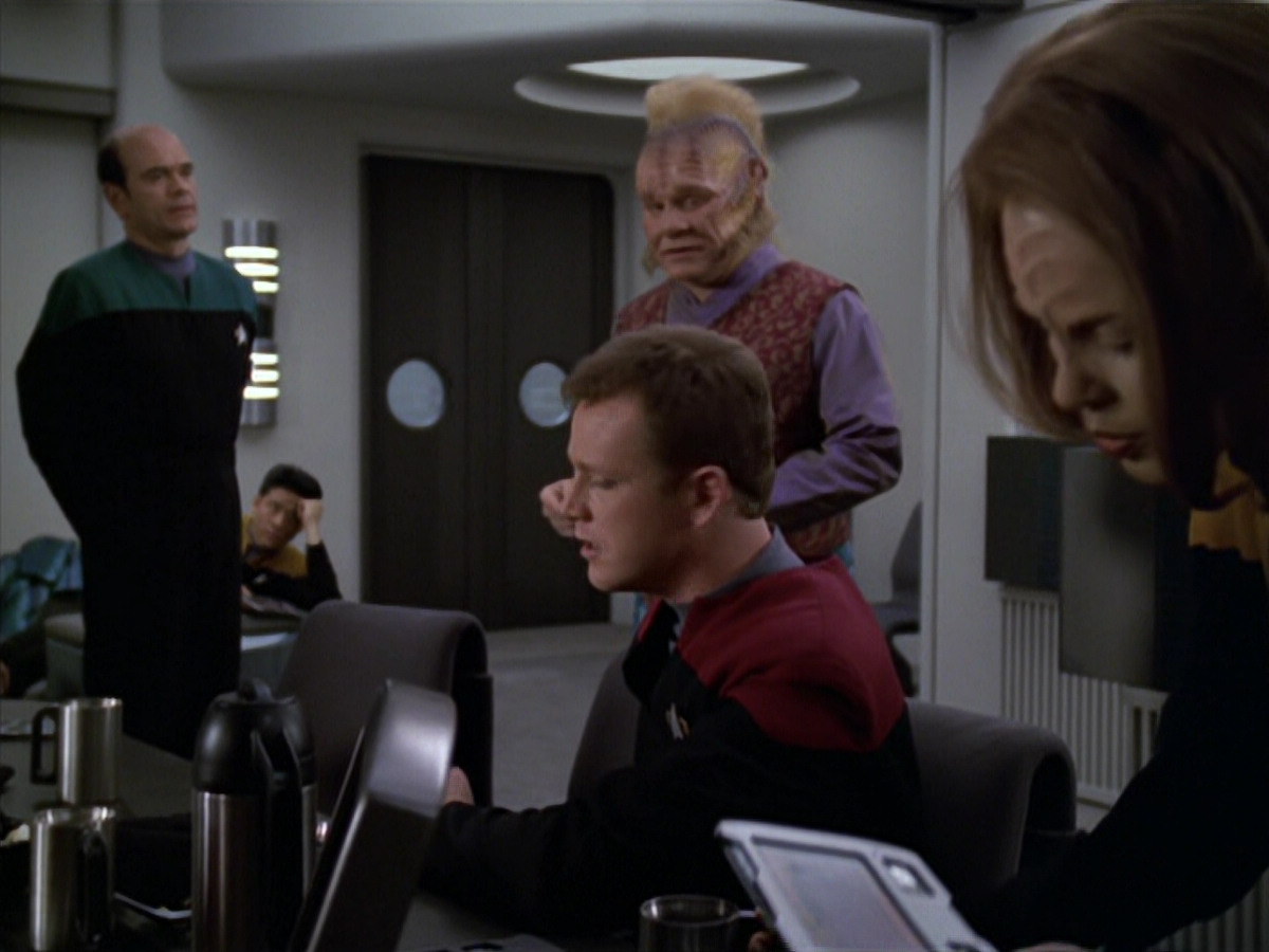 extant_StarTrek_VOY_5x20-ThinkTank_03075.jpg