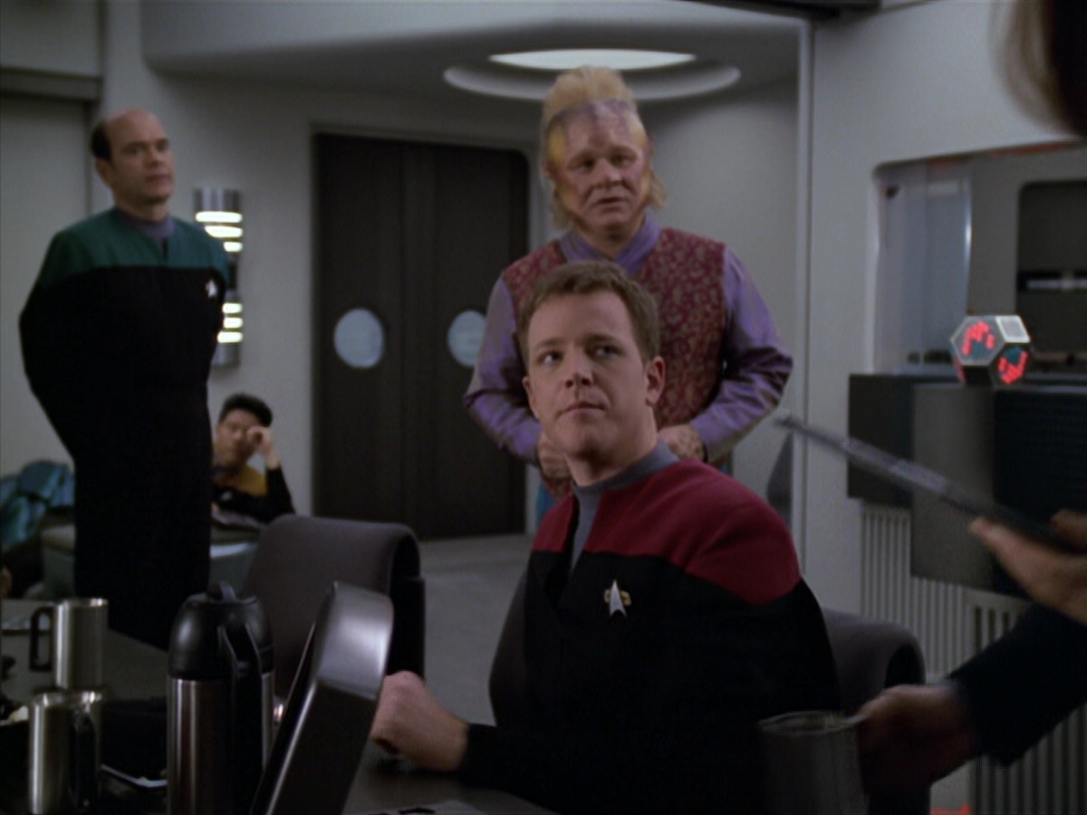 extant_StarTrek_VOY_5x20-ThinkTank_03076.jpg
