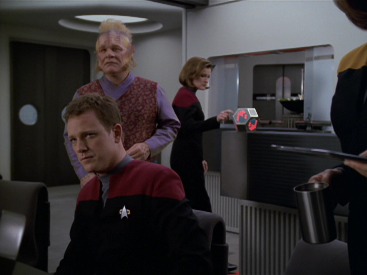 extant_StarTrek_VOY_5x20-ThinkTank_03086.jpg
