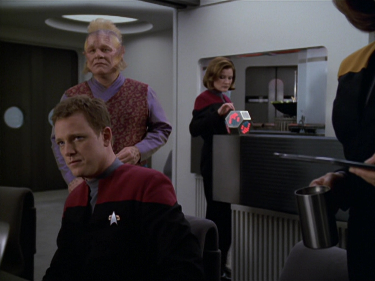 extant_StarTrek_VOY_5x20-ThinkTank_03087.jpg
