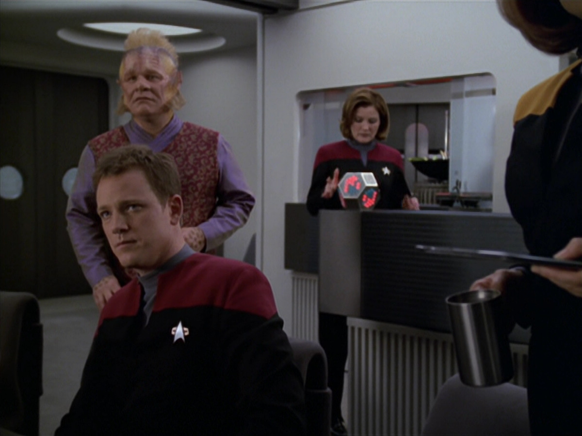 extant_StarTrek_VOY_5x20-ThinkTank_03088.jpg