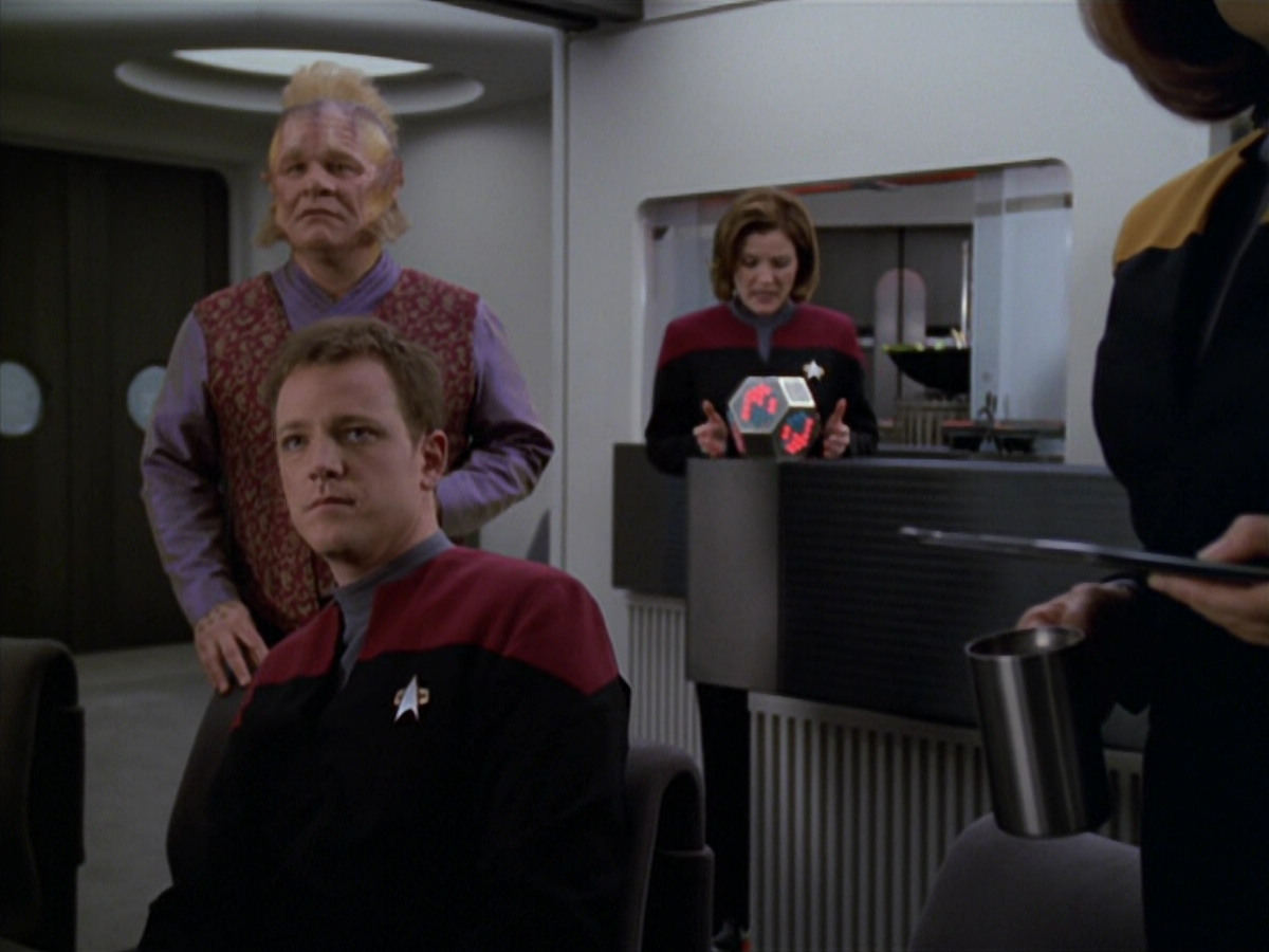 extant_StarTrek_VOY_5x20-ThinkTank_03089.jpg
