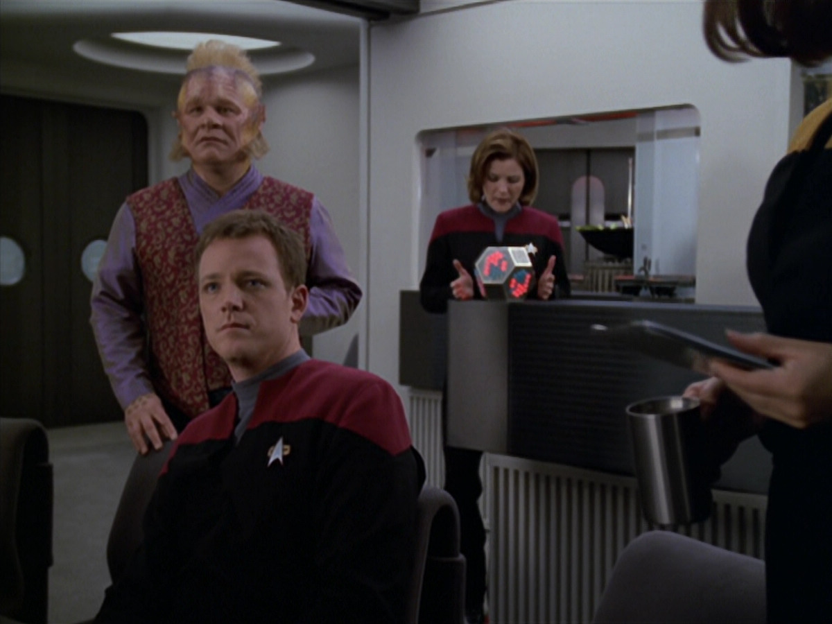 extant_StarTrek_VOY_5x20-ThinkTank_03090.jpg