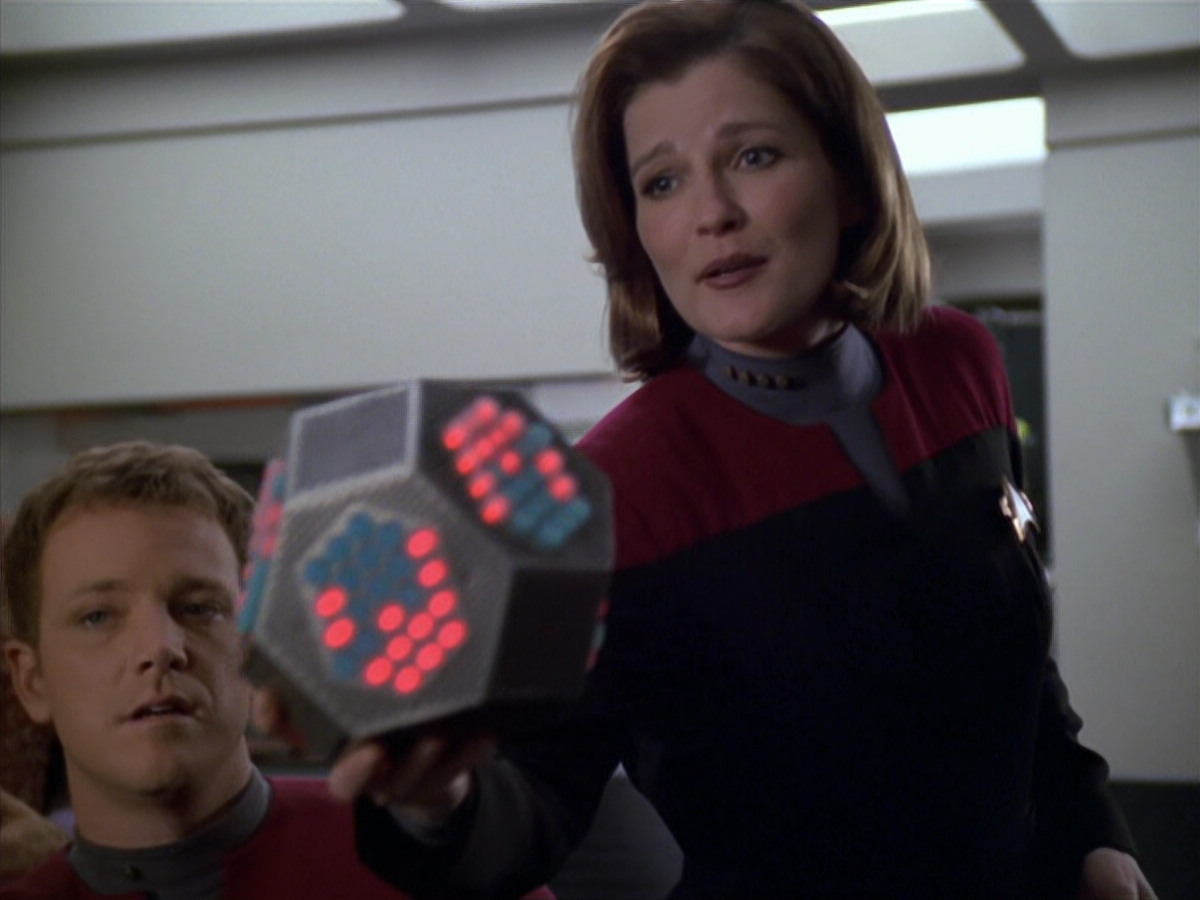 extant_StarTrek_VOY_5x20-ThinkTank_03106.jpg