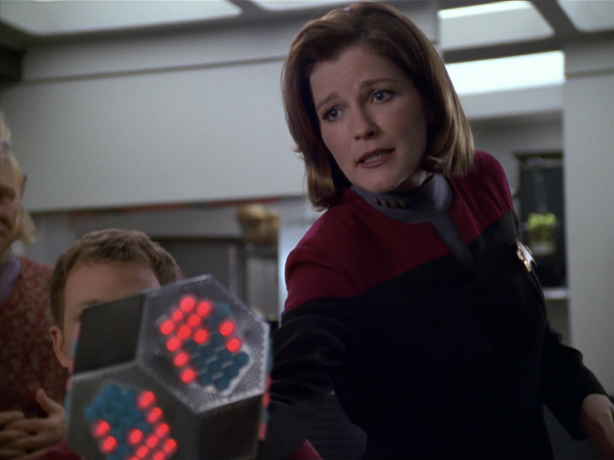 extant_StarTrek_VOY_5x20-ThinkTank_03107.jpg