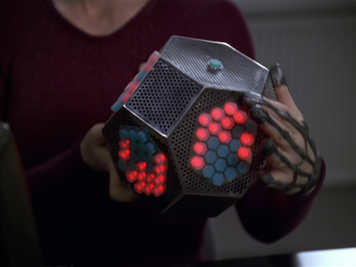 extant_StarTrek_VOY_5x20-ThinkTank_03114.jpg