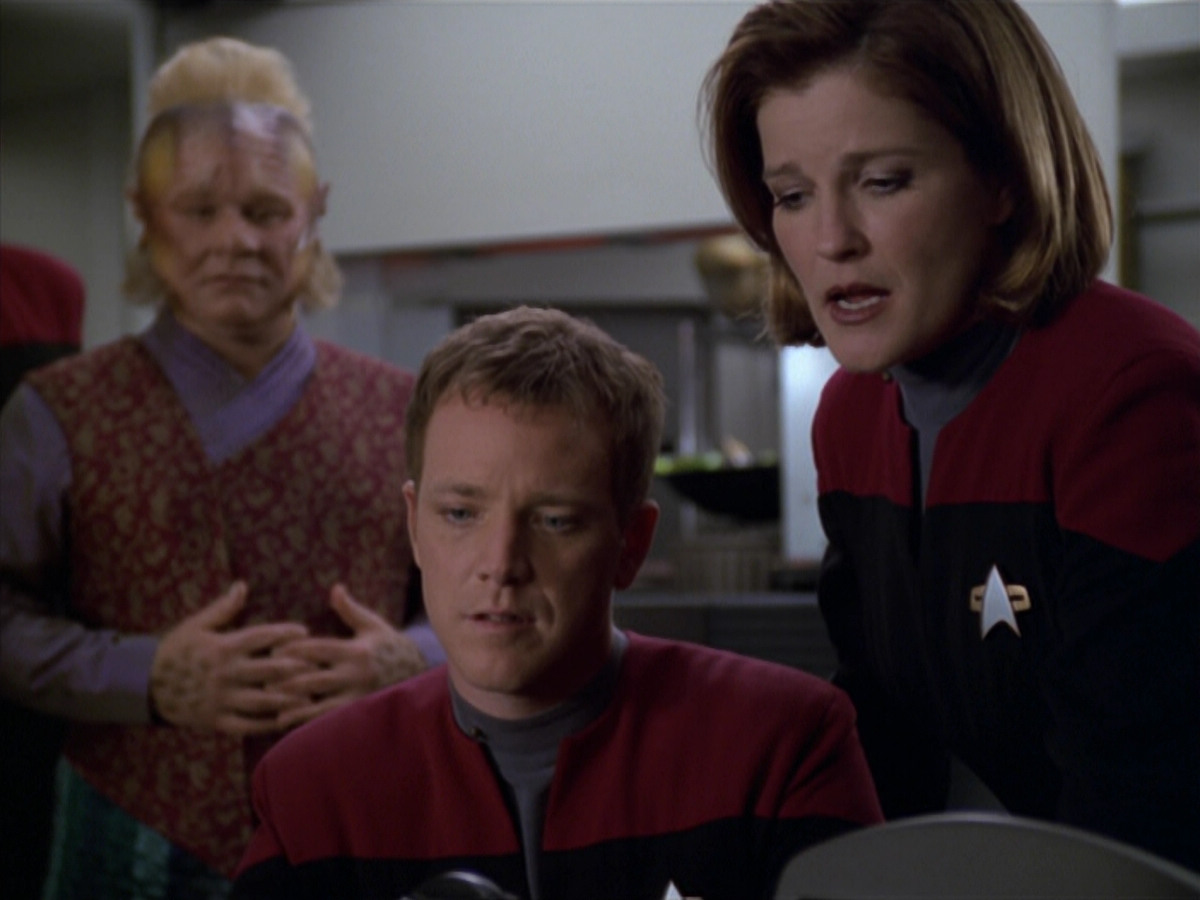 extant_StarTrek_VOY_5x20-ThinkTank_03133.jpg