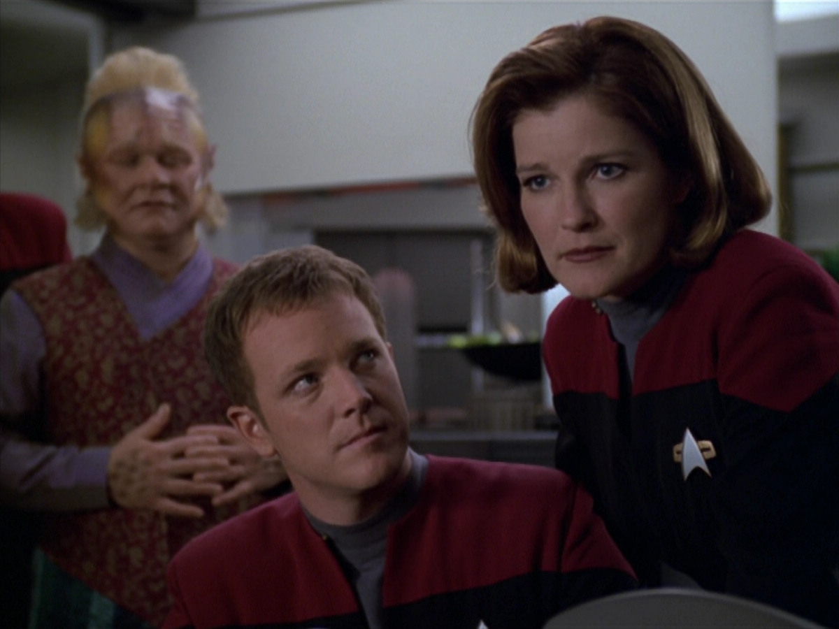 extant_StarTrek_VOY_5x20-ThinkTank_03161.jpg