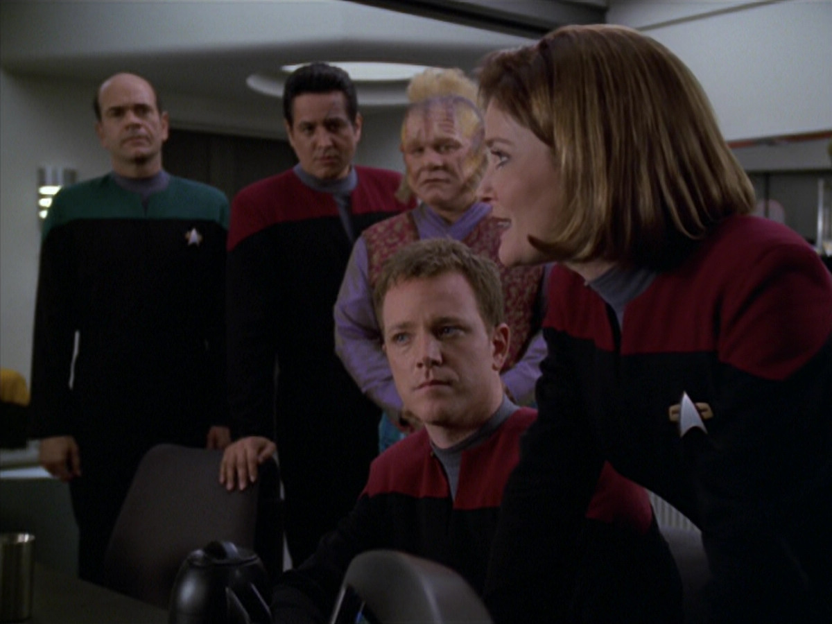 extant_StarTrek_VOY_5x20-ThinkTank_03183.jpg