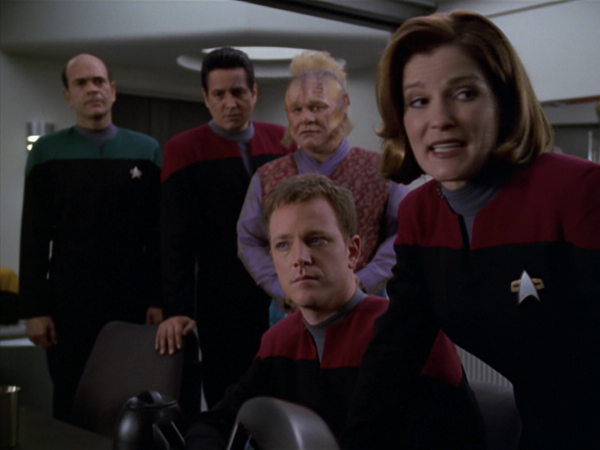 extant_StarTrek_VOY_5x20-ThinkTank_03184.jpg