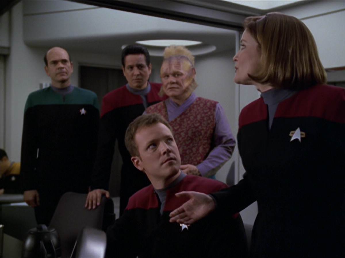 extant_StarTrek_VOY_5x20-ThinkTank_03189.jpg
