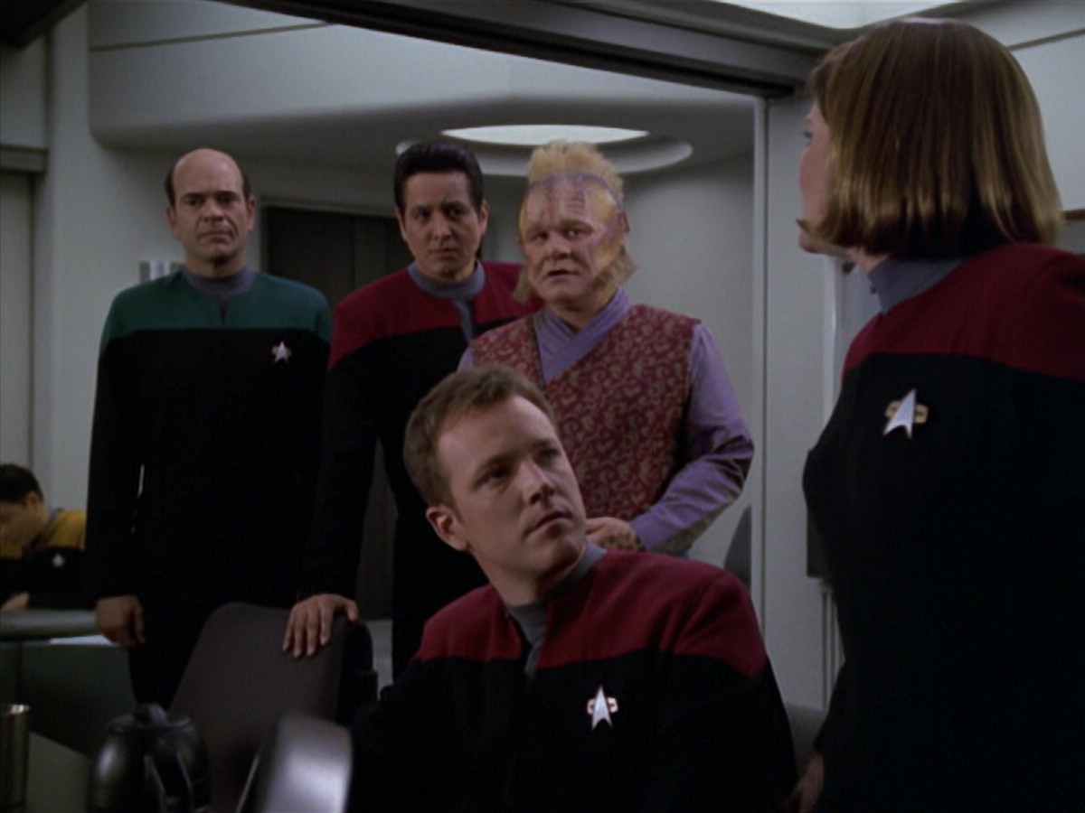 extant_StarTrek_VOY_5x20-ThinkTank_03190.jpg