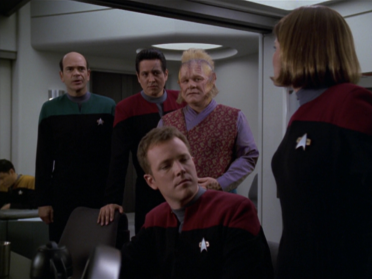 extant_StarTrek_VOY_5x20-ThinkTank_03191.jpg