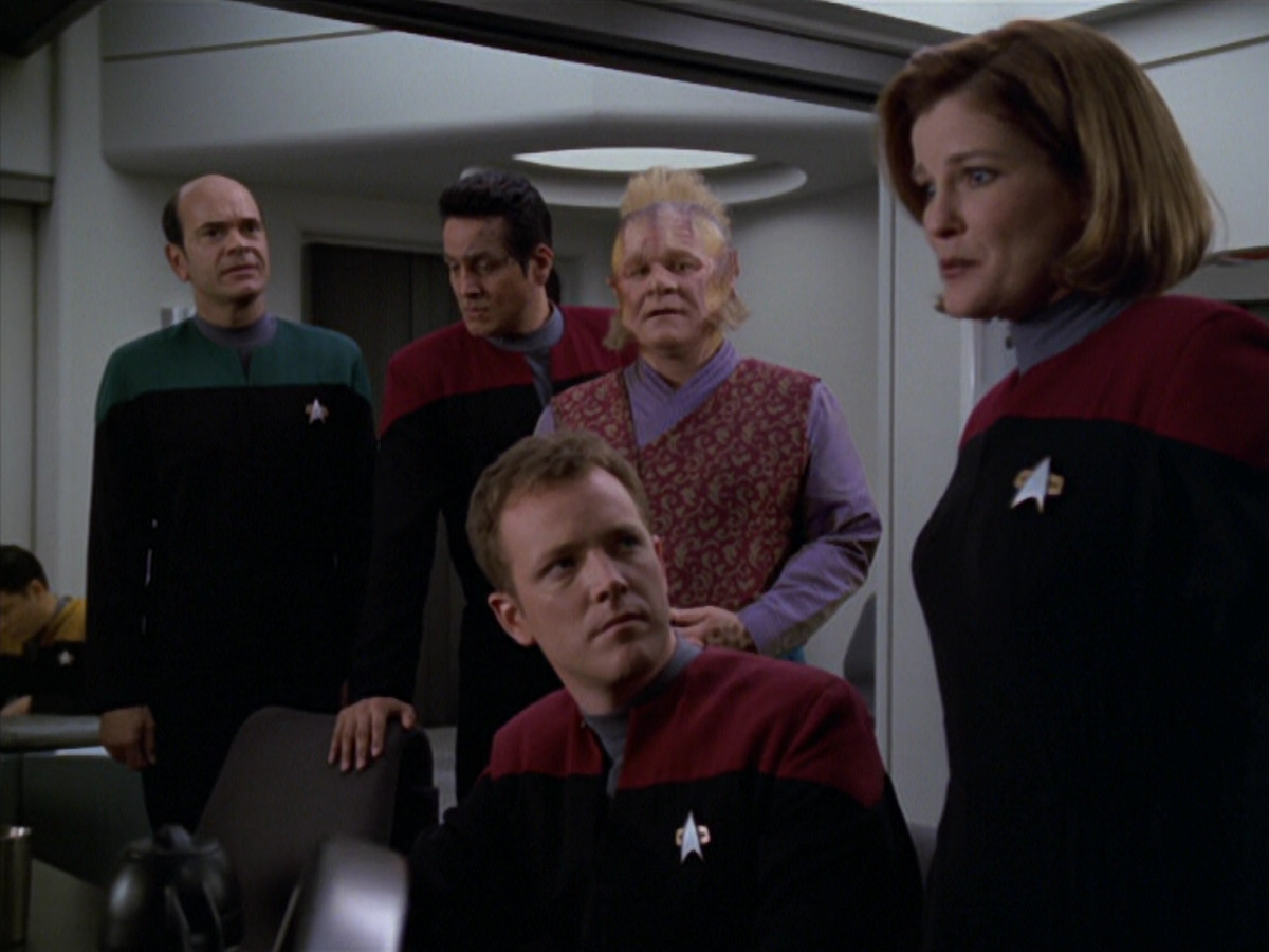 extant_StarTrek_VOY_5x20-ThinkTank_03194.jpg