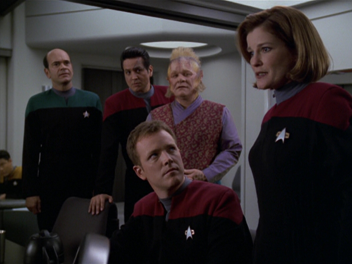 extant_StarTrek_VOY_5x20-ThinkTank_03197.jpg