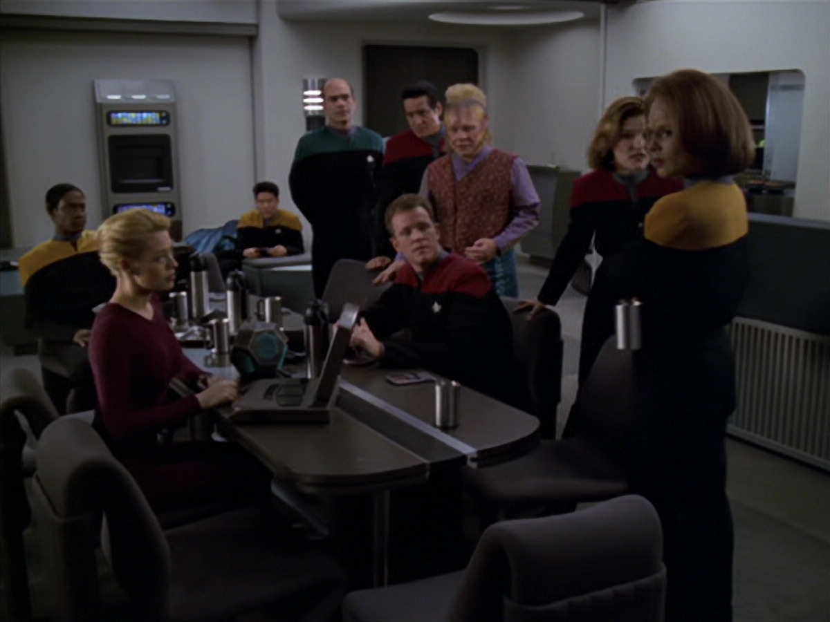 extant_StarTrek_VOY_5x20-ThinkTank_03210.jpg