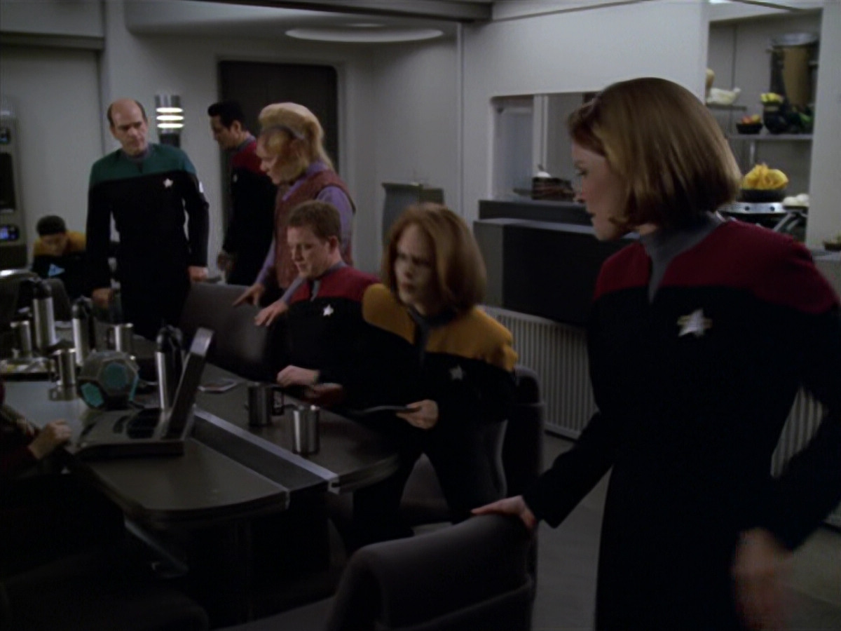 extant_StarTrek_VOY_5x20-ThinkTank_03213.jpg