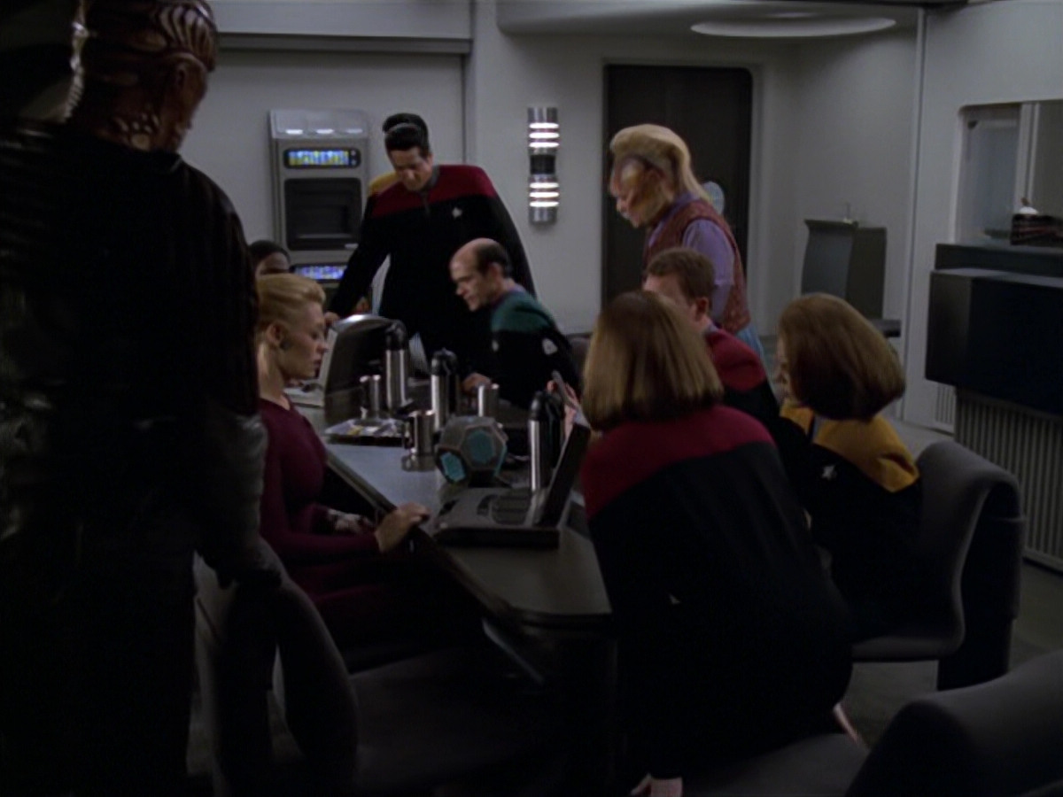 extant_StarTrek_VOY_5x20-ThinkTank_03216.jpg
