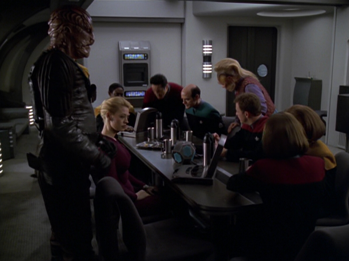 extant_StarTrek_VOY_5x20-ThinkTank_03218.jpg