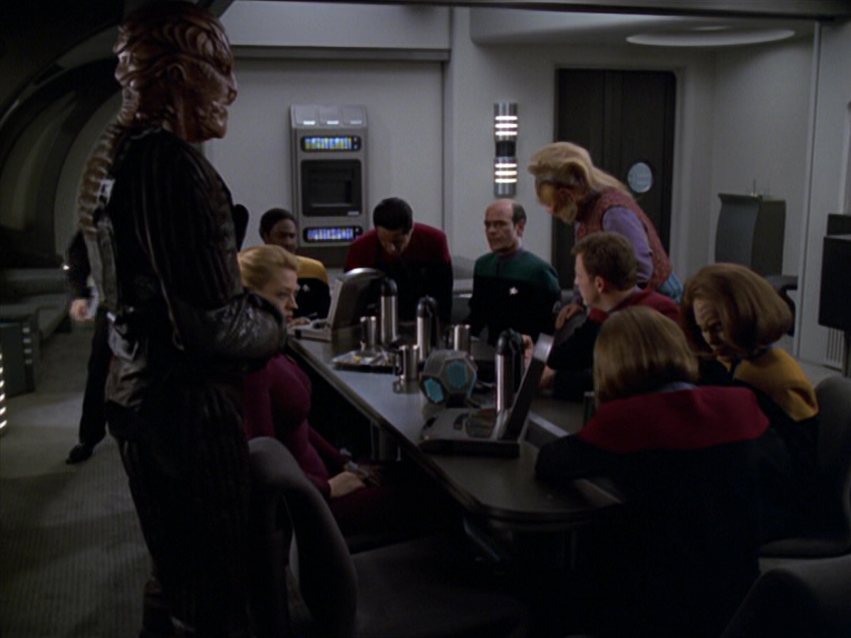 extant_StarTrek_VOY_5x20-ThinkTank_03219.jpg