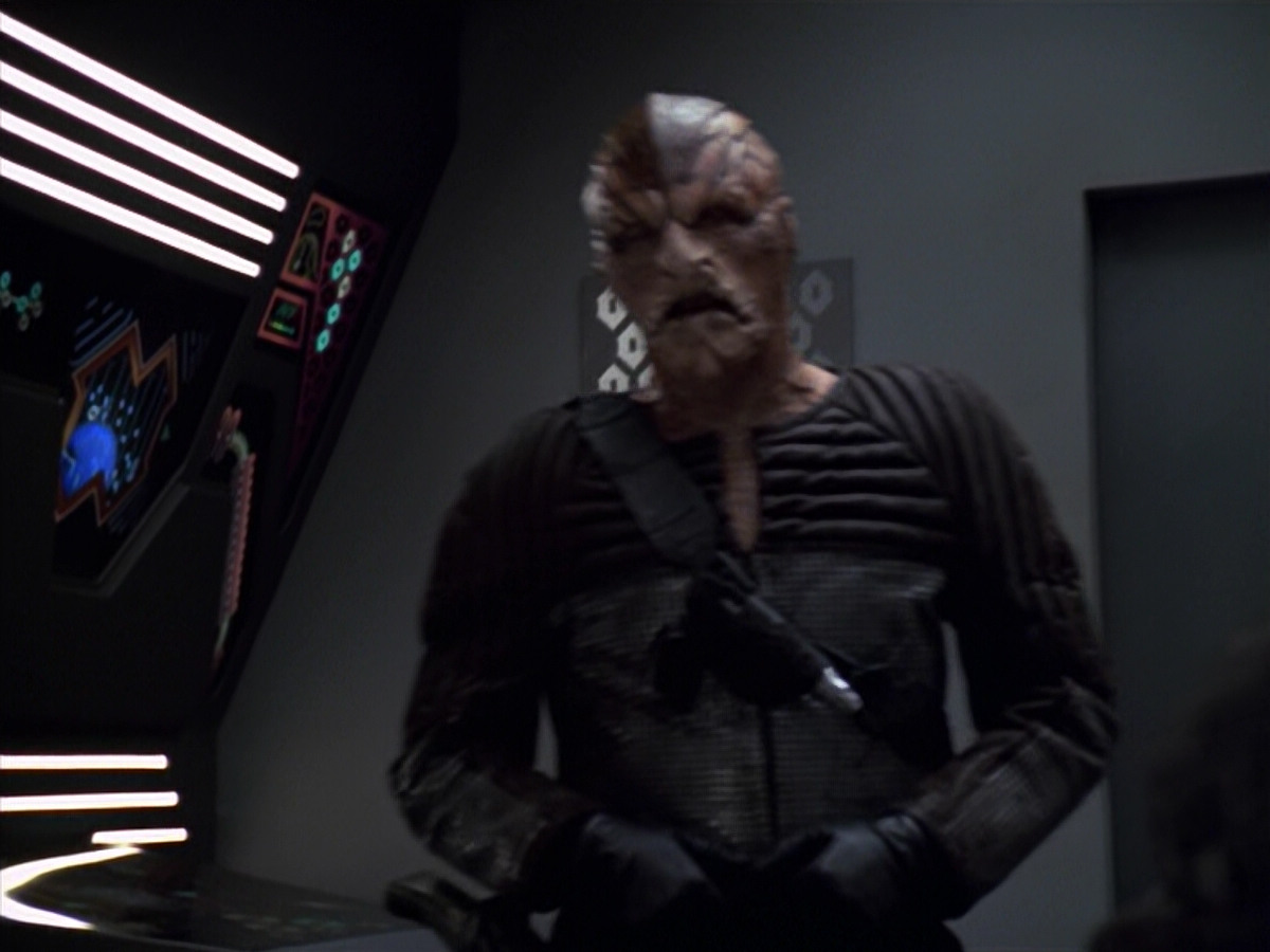 extant_StarTrek_VOY_5x20-ThinkTank_03240.jpg