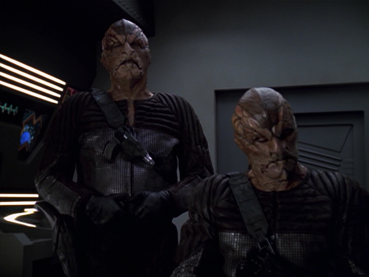 extant_StarTrek_VOY_5x20-ThinkTank_03296.jpg