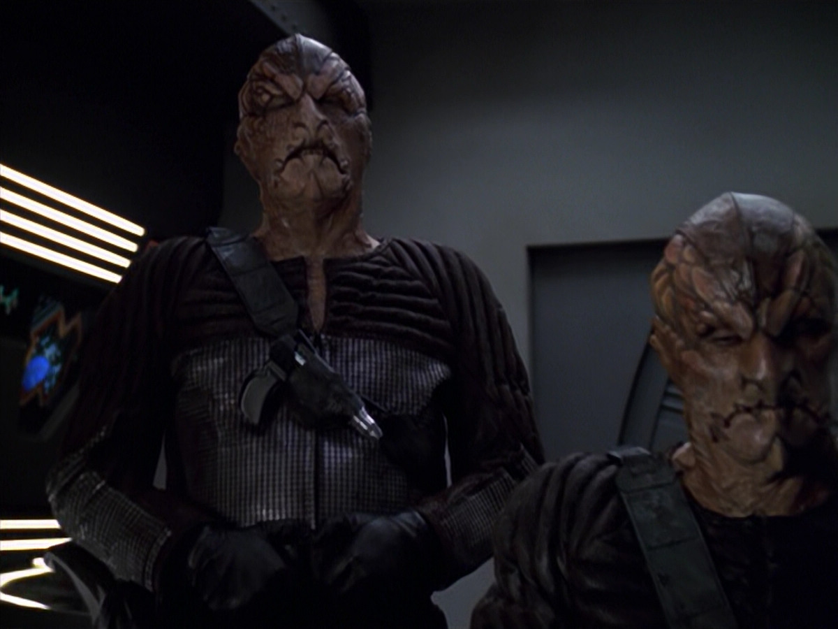 extant_StarTrek_VOY_5x20-ThinkTank_03298.jpg