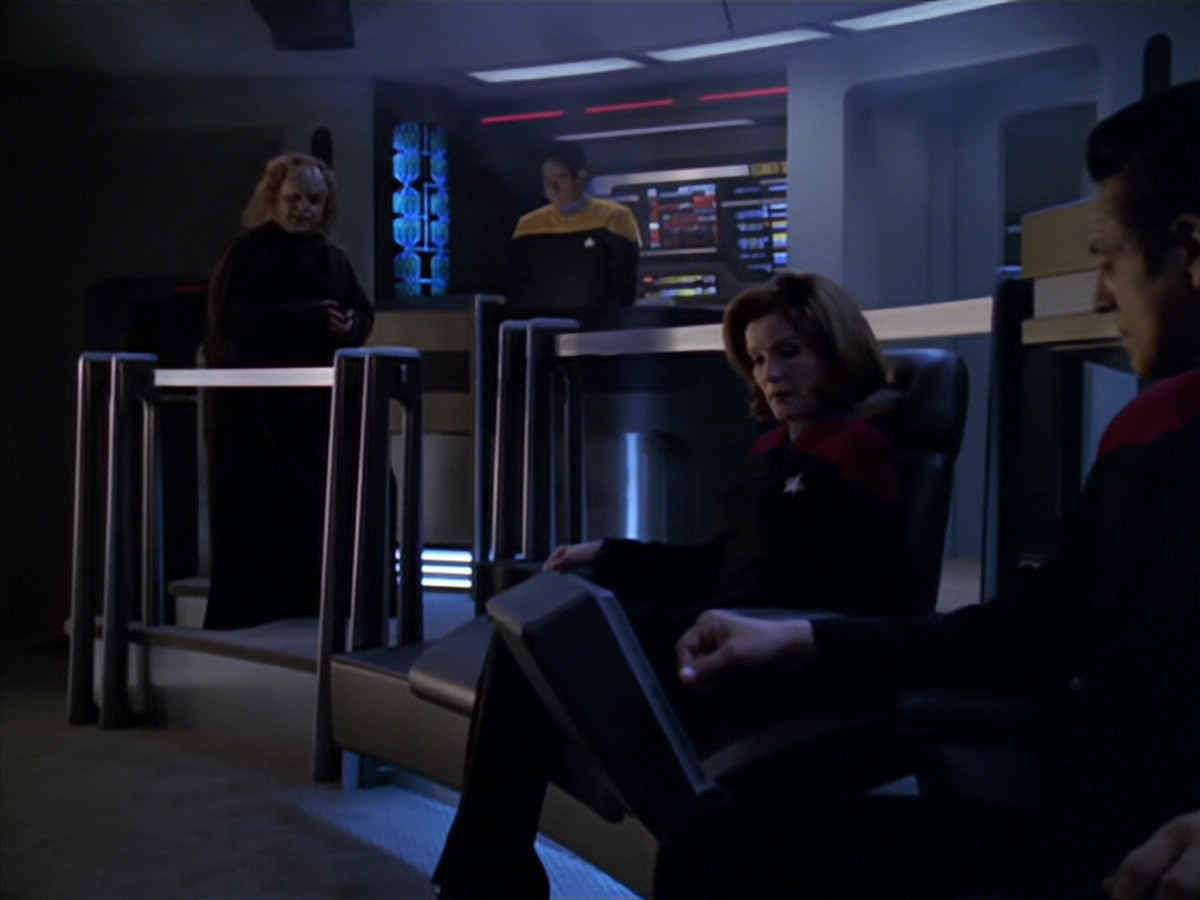 extant_StarTrek_VOY_5x20-ThinkTank_03342.jpg