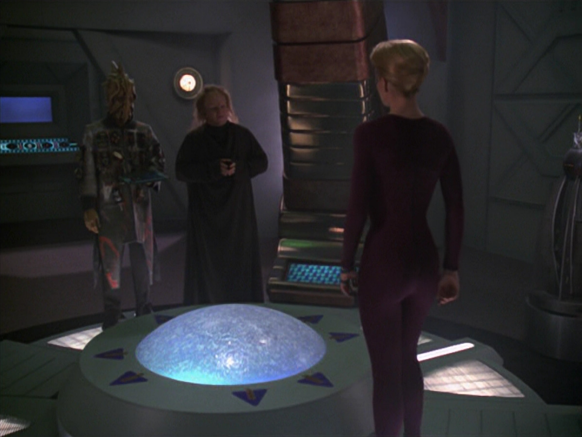 extant_StarTrek_VOY_5x20-ThinkTank_03449.jpg