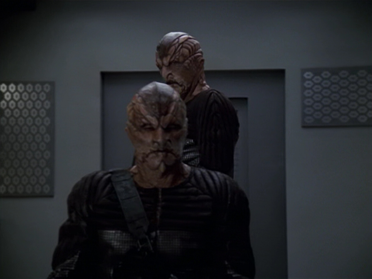 extant_StarTrek_VOY_5x20-ThinkTank_03487.jpg