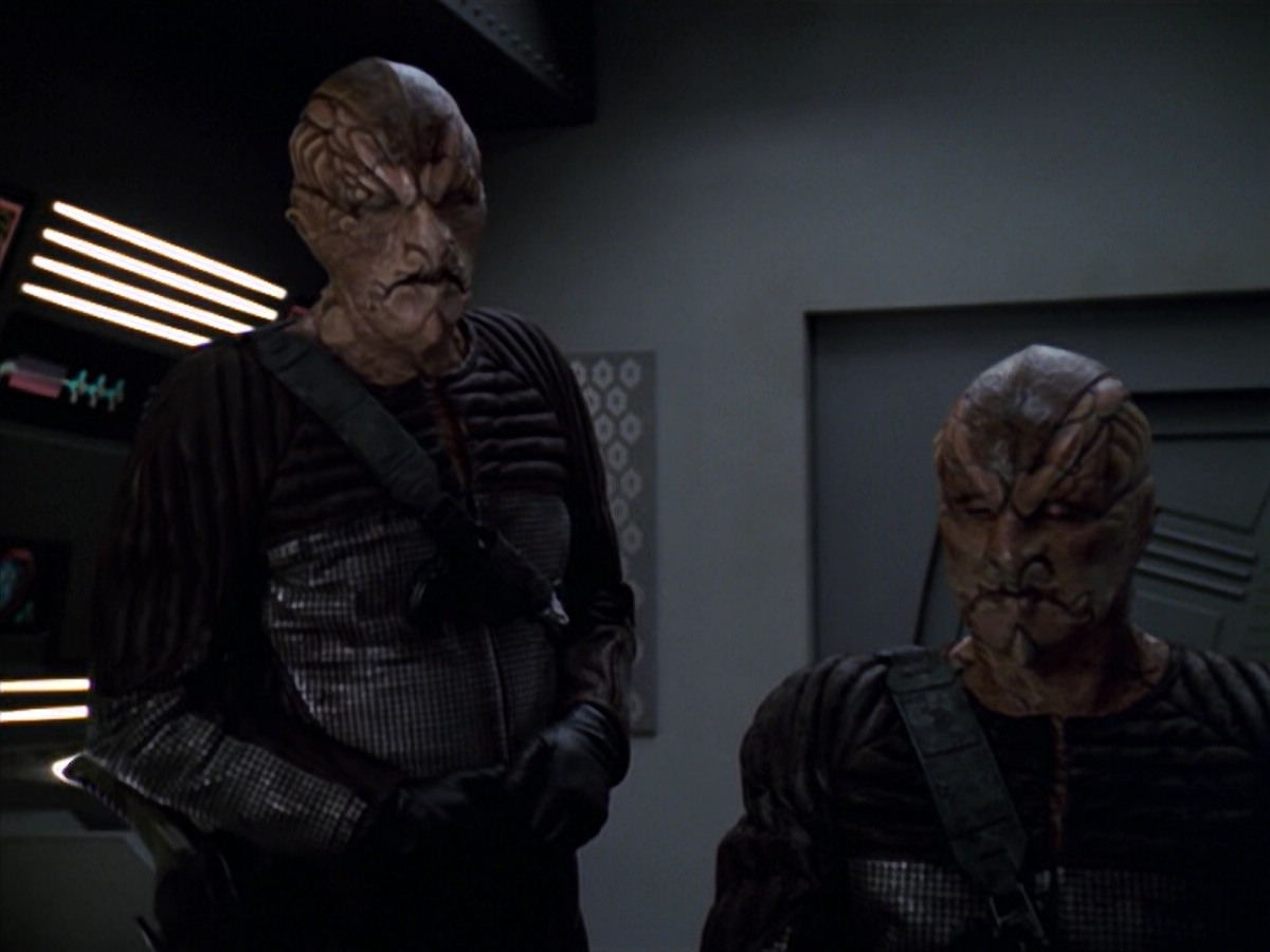 extant_StarTrek_VOY_5x20-ThinkTank_03492.jpg