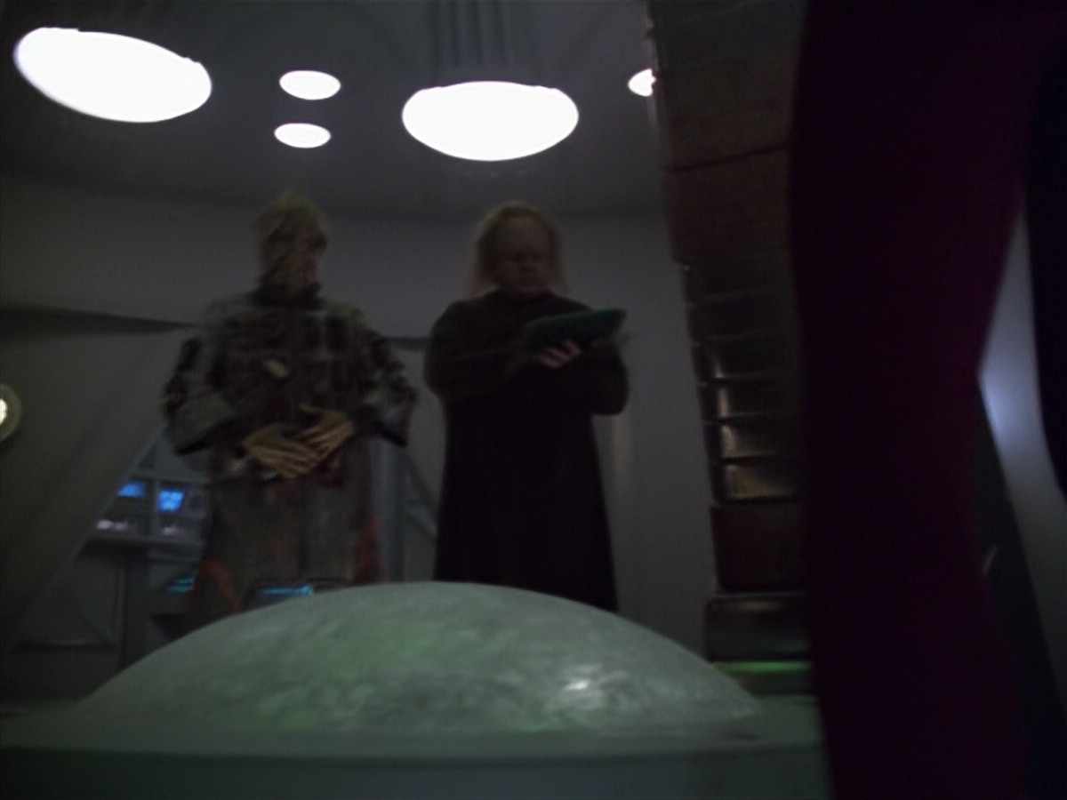 extant_StarTrek_VOY_5x20-ThinkTank_03680.jpg