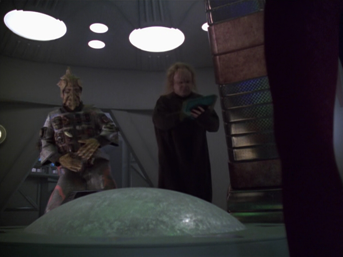 extant_StarTrek_VOY_5x20-ThinkTank_03681.jpg