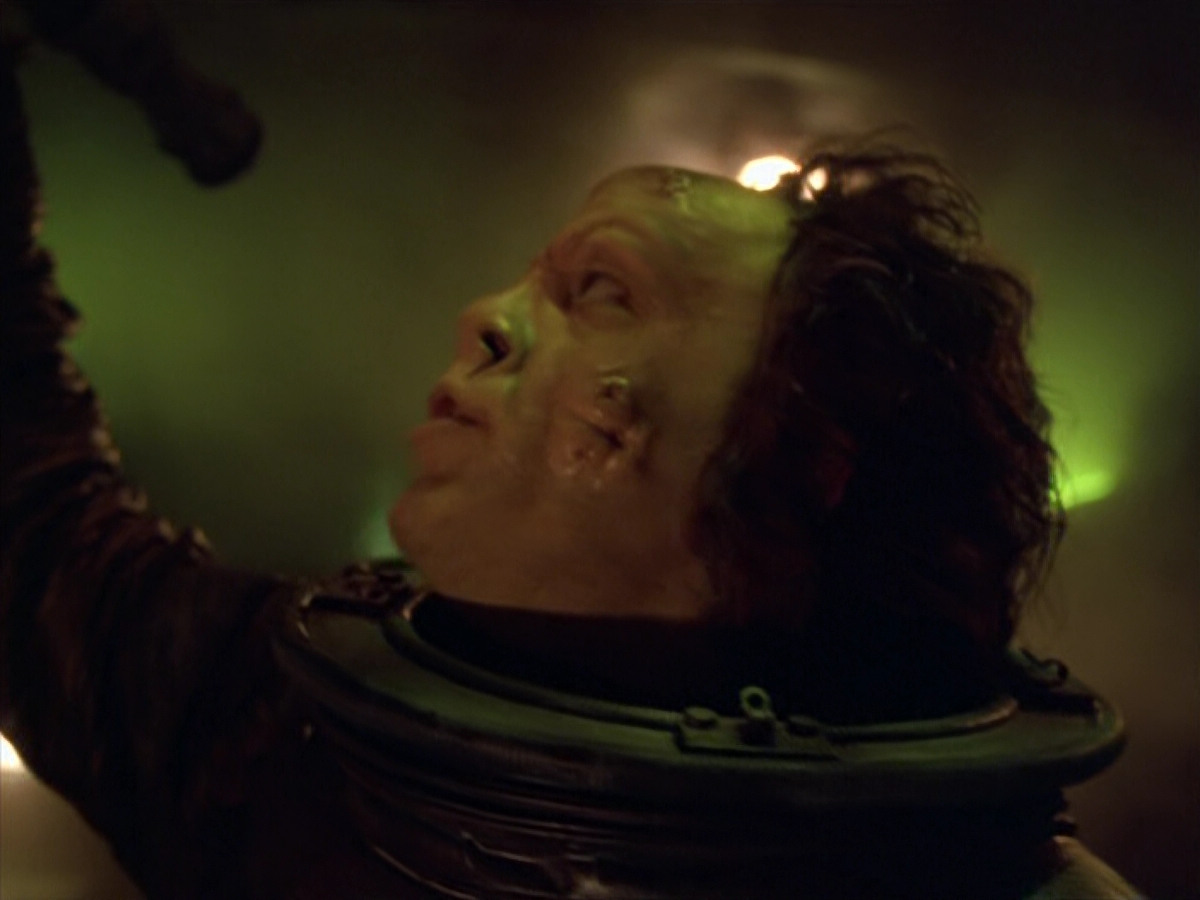 extant_StarTrek_VOY_5x21-Juggernaut_00032.jpg