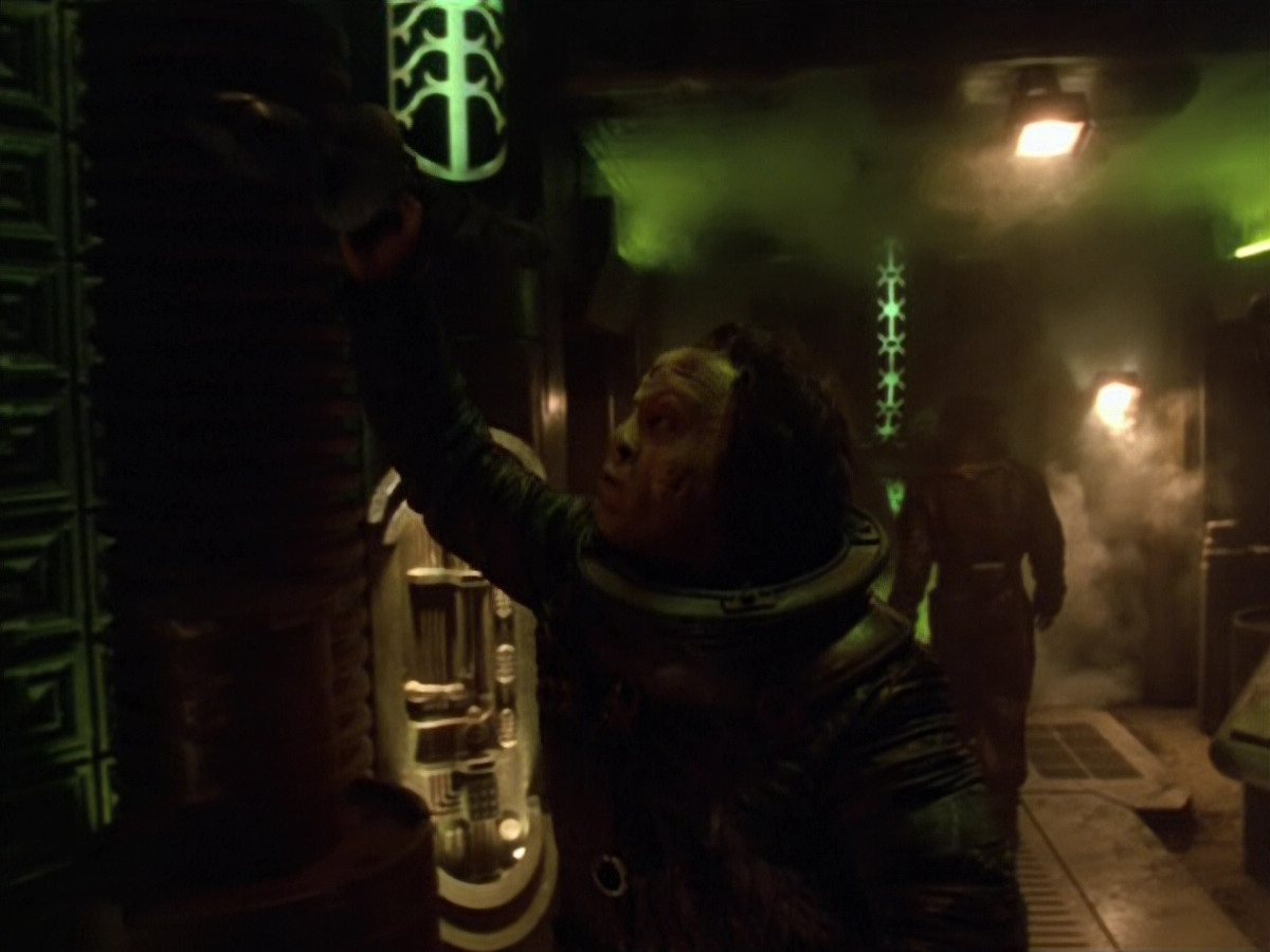 extant_StarTrek_VOY_5x21-Juggernaut_00034.jpg