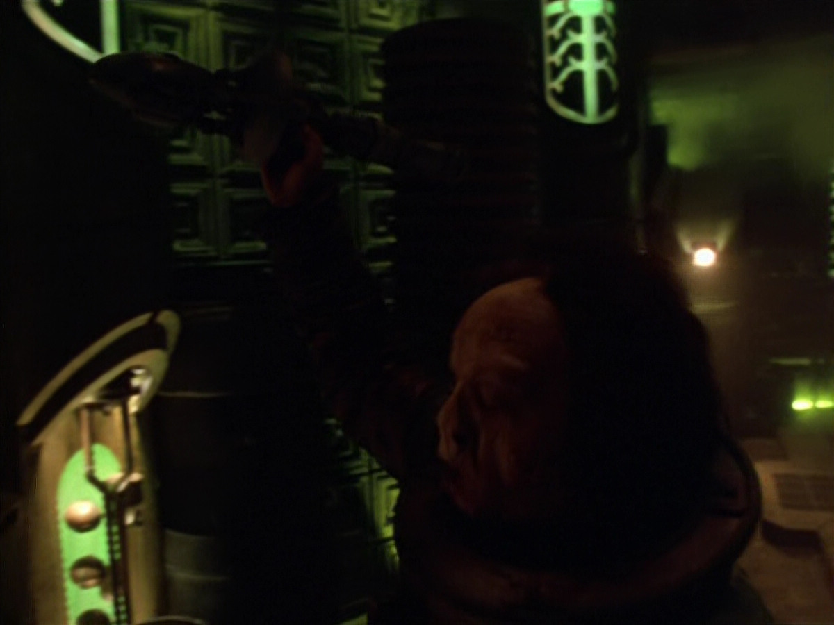 extant_StarTrek_VOY_5x21-Juggernaut_00037.jpg