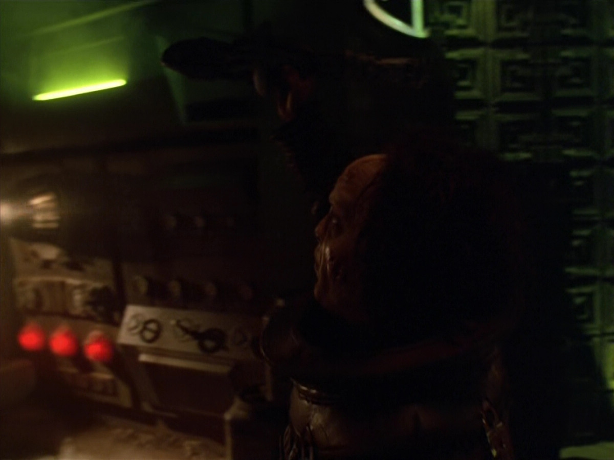 extant_StarTrek_VOY_5x21-Juggernaut_00039.jpg