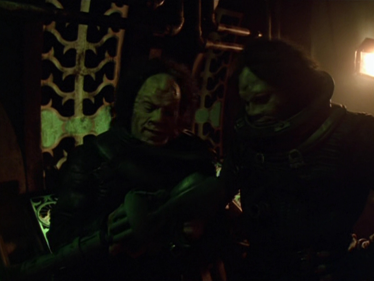 extant_StarTrek_VOY_5x21-Juggernaut_00050.jpg