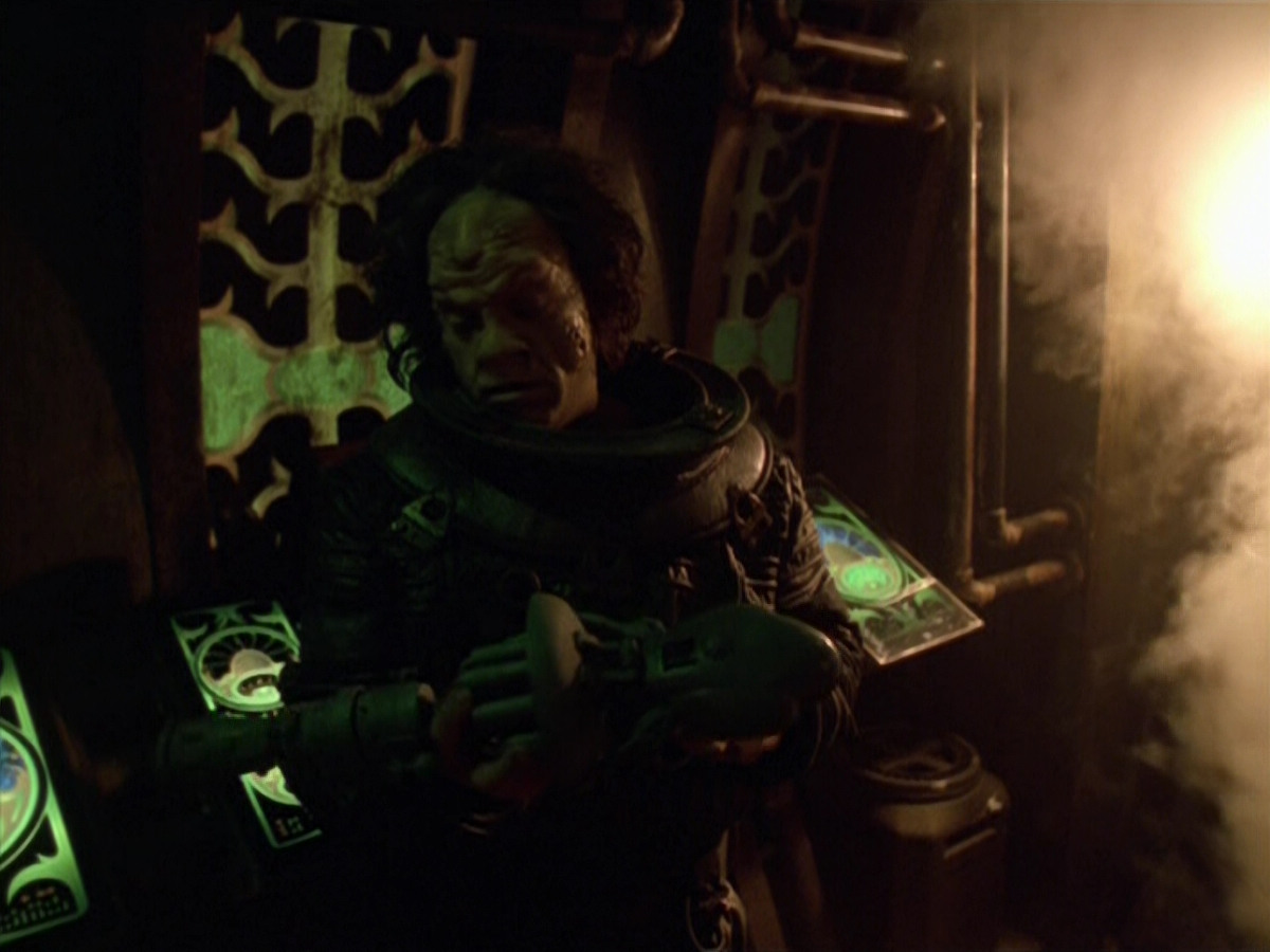 extant_StarTrek_VOY_5x21-Juggernaut_00061.jpg