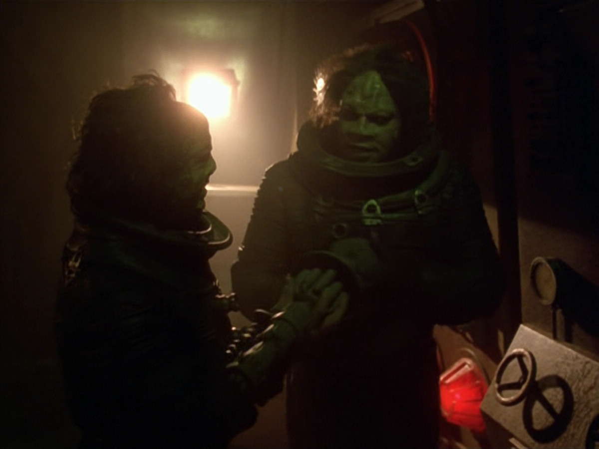 extant_StarTrek_VOY_5x21-Juggernaut_00070.jpg