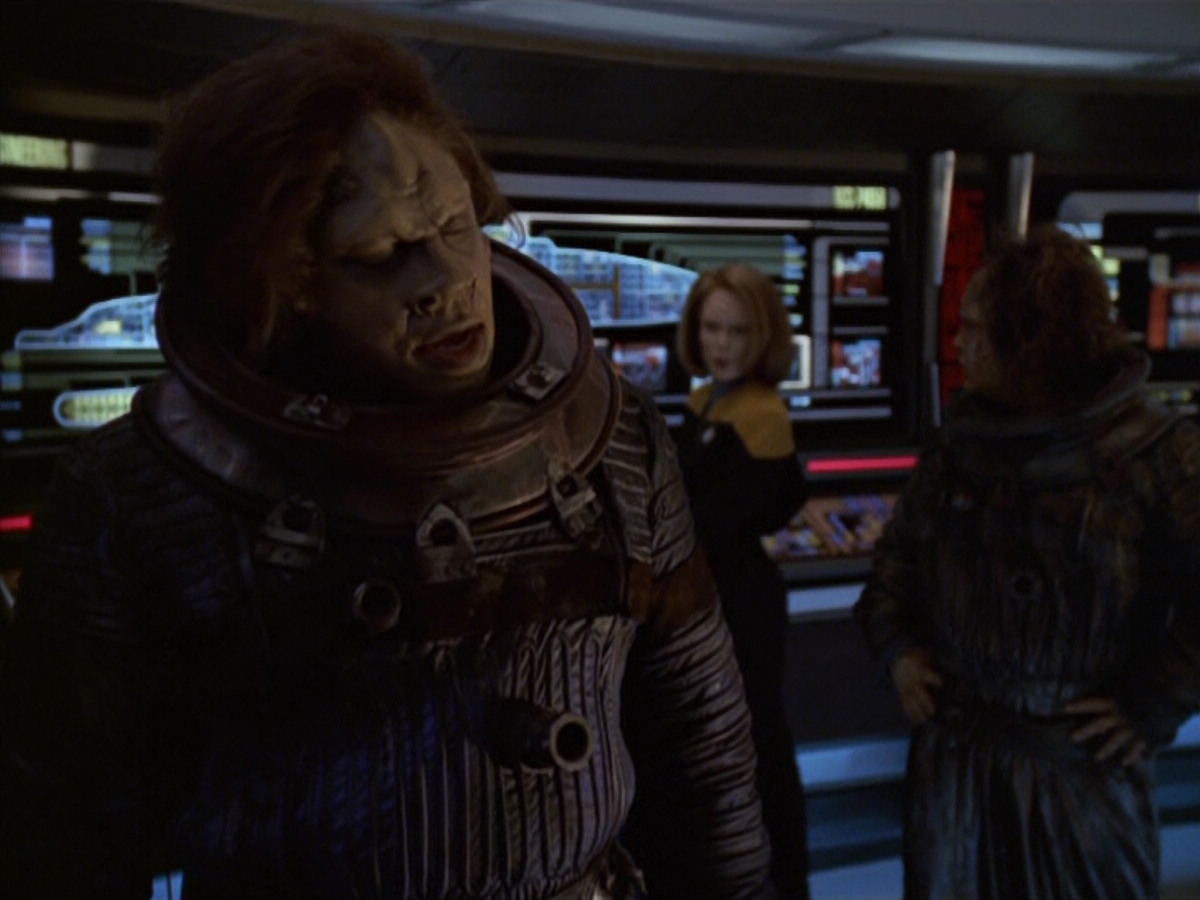 extant_StarTrek_VOY_5x21-Juggernaut_01075.jpg