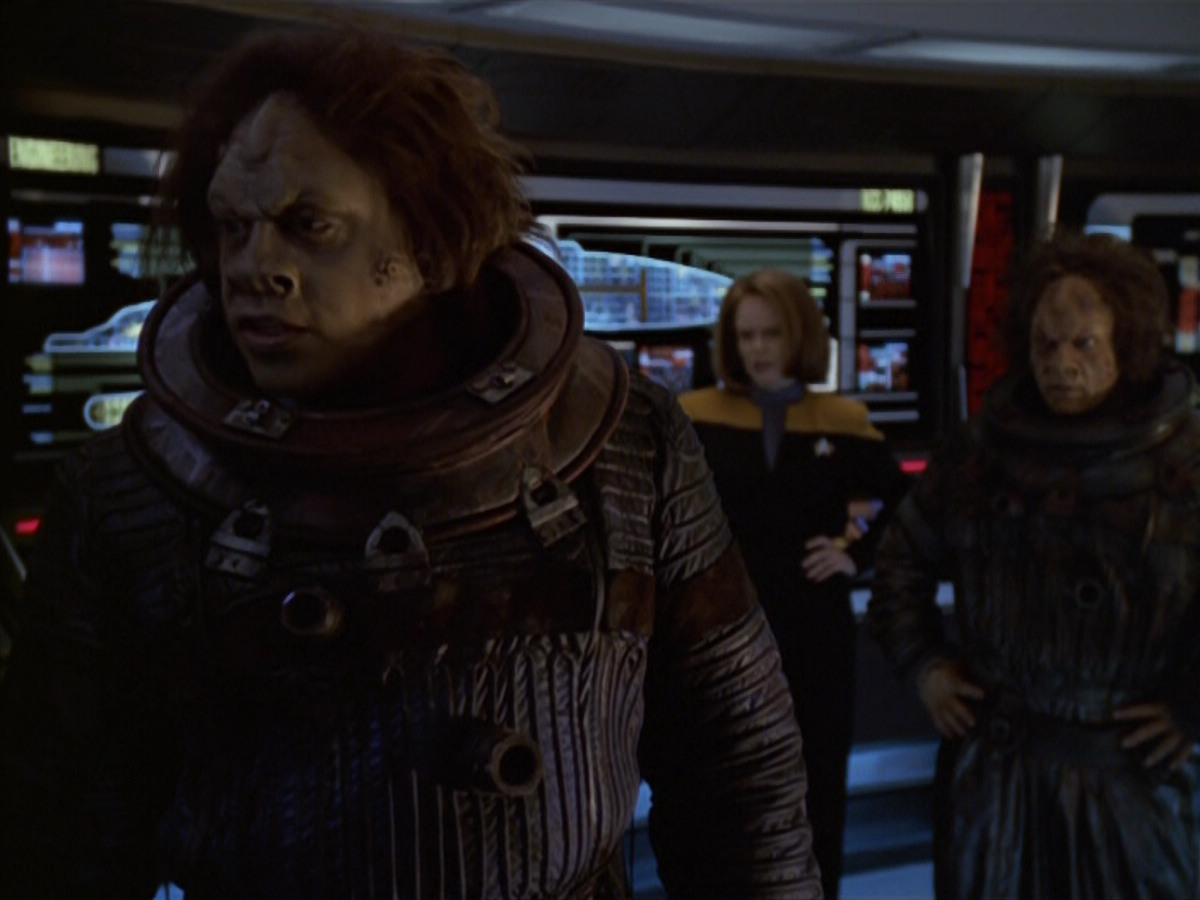 extant_StarTrek_VOY_5x21-Juggernaut_01103.jpg