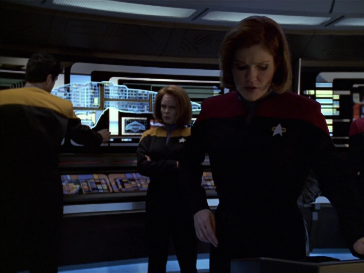 extant_StarTrek_VOY_5x21-Juggernaut_01121.jpg