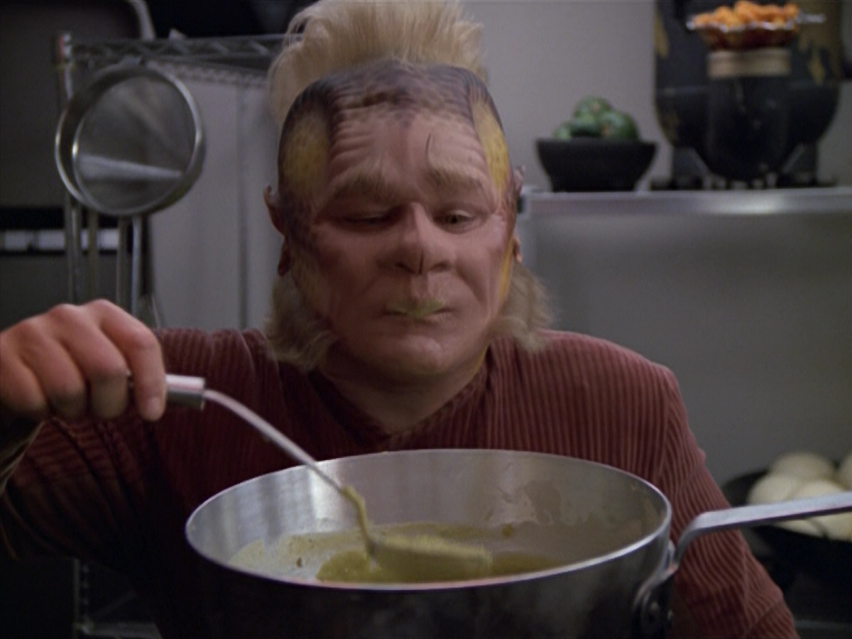 extant_StarTrek_VOY_5x21-Juggernaut_01415.jpg